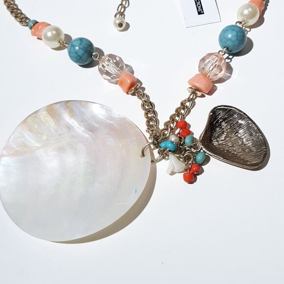 New Direction Shell Medallion Necklace NWT - Picture 4 of 5